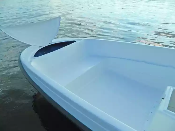 Стеклопластиковая лодка Пингвин с консолью (тримаран) в Томске