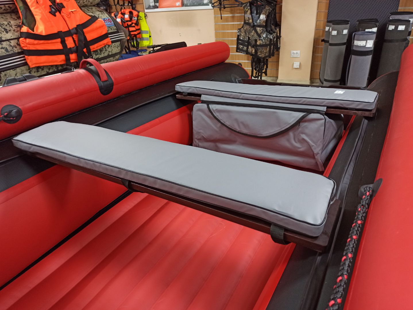 КОМПЛЕКТ МЯГКИХ НАКЛАДОК С СУМКОЙ ДЛЯ ЛОДОК 90Х20 СЕРЫЙ в Томске