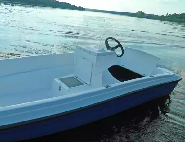 Стеклопластиковая лодка Пингвин с консолью (тримаран) в Томске