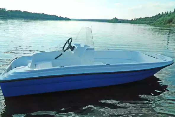 Стеклопластиковая лодка Пингвин с консолью (тримаран) в Томске