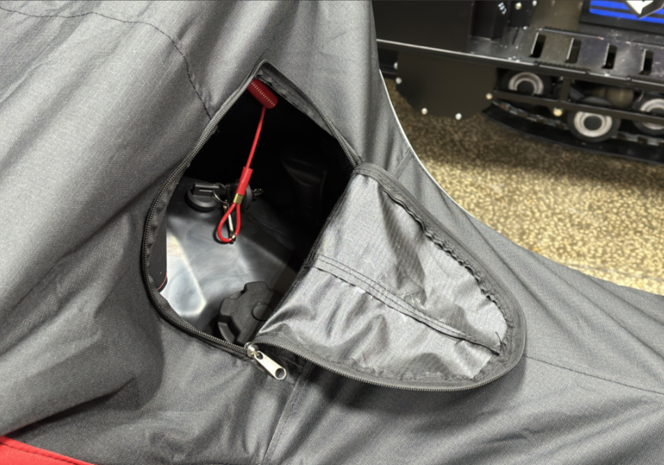 Чехол транспорт. снегохода IKUDZO HUNTER черно-красный Оксфорд ПРЕМИУМ качества с лого IKUDZO в Томске