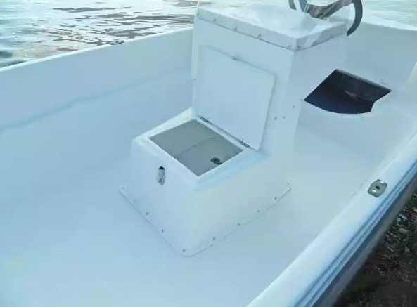 Стеклопластиковая лодка Пингвин с консолью (тримаран) в Томске