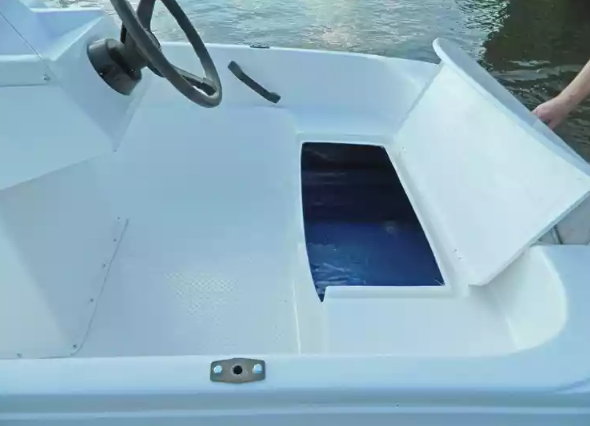 Стеклопластиковая лодка Пингвин с консолью (тримаран) в Томске